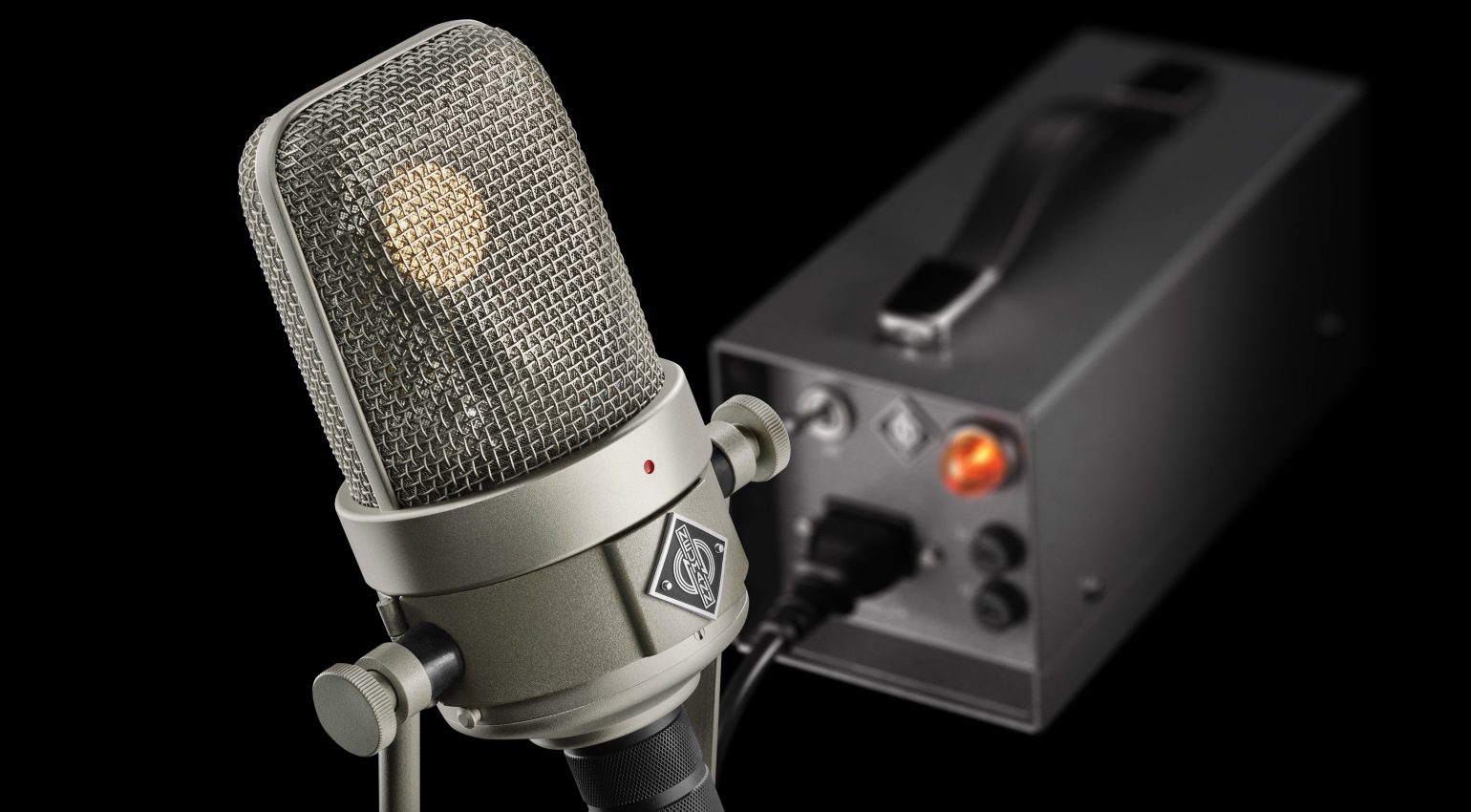 Neumann-M-49-V-With-NM-V-Top-View_Neumann-Studio-Tube-Microphon